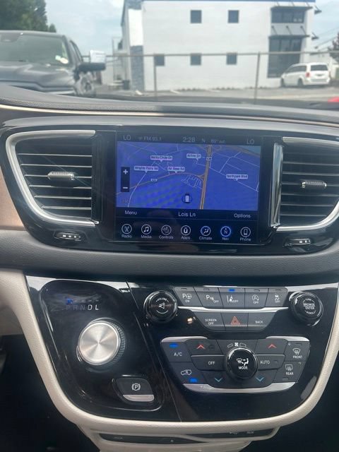 Used 2017 Chrysler Pacifica Touring-L Plus w/ Advanced Safetytec Group FWD image 17