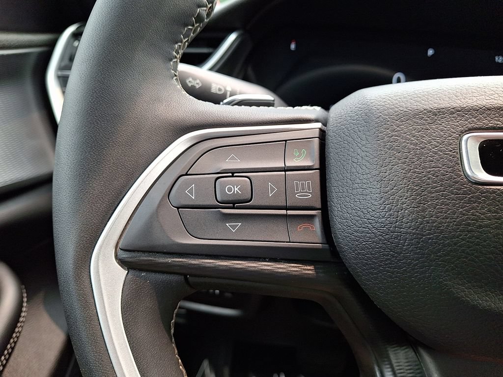 Used 2024 Jeep Grand Cherokee Laredo w/ Luxury Tech Group I AWD/4WD image 21