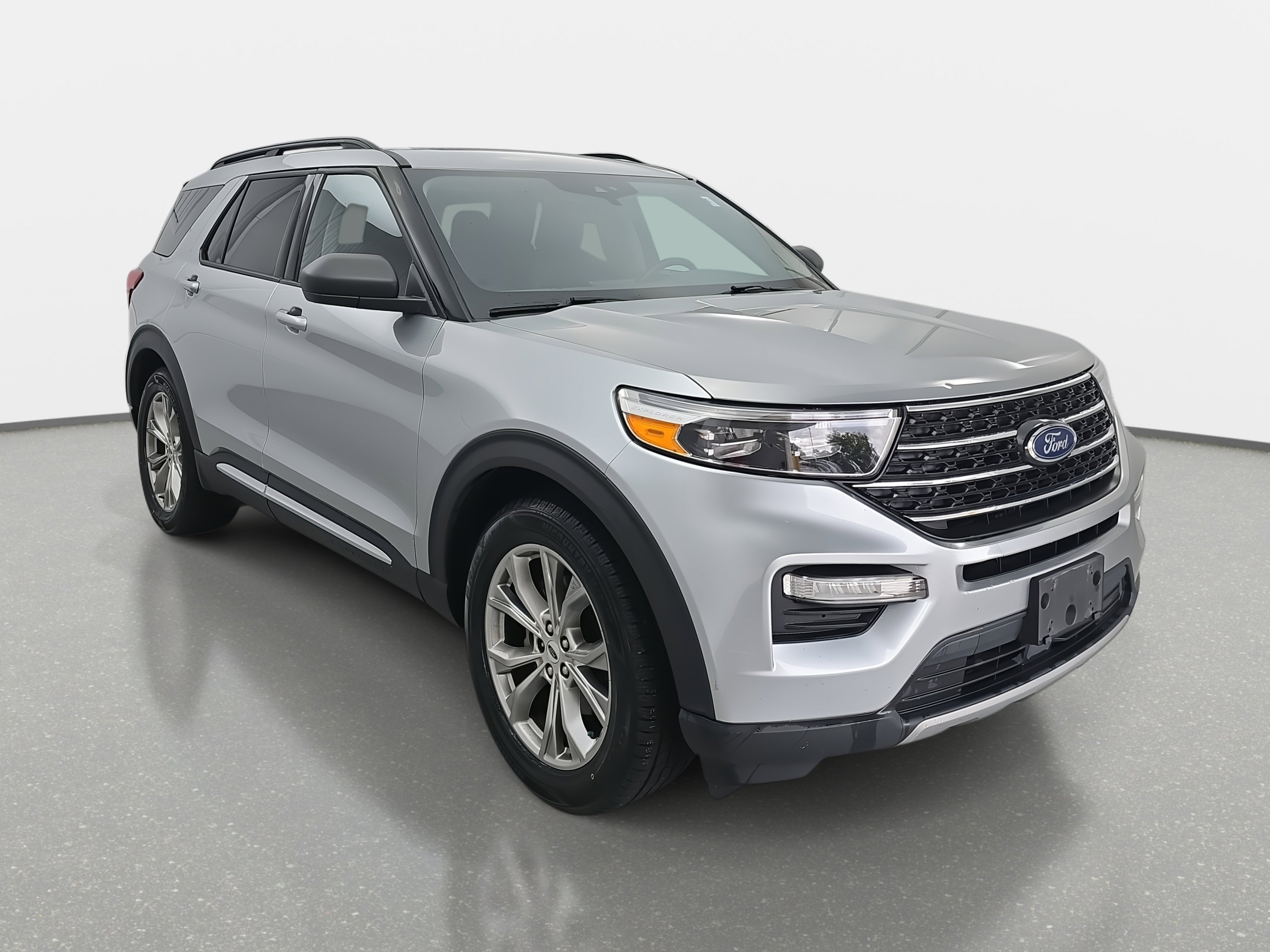 Used 2020 Ford Explorer XLT w/ Equipment Group 202A image 3