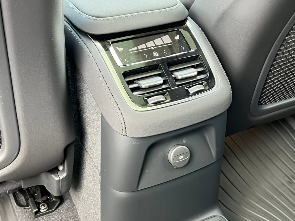 New 2026 Volvo XC90 T8 Plus w/ Protection Package Premier AWD/4WD image 36