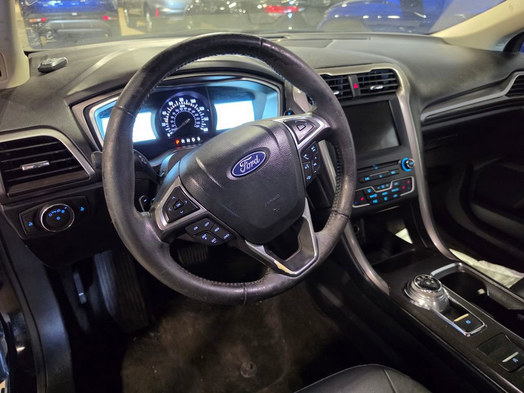 Used 2018 Ford Fusion SE w/ Fusion SE Technology Package FWD image 4