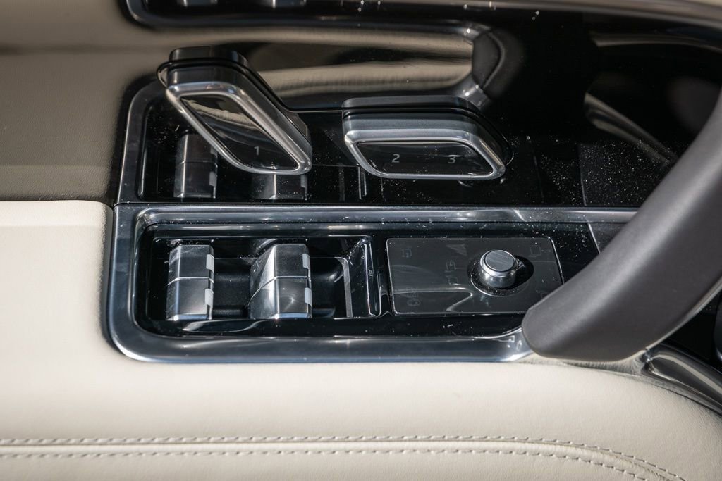 Used 2025 Land Rover Range Rover Long Wheelbase Autobiography image 13