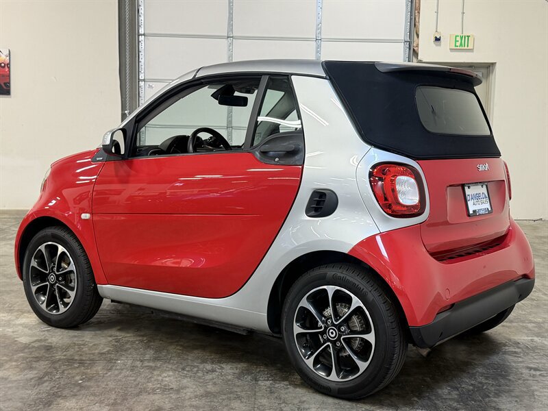 Used 2017 smart fortwo passion RWD image 32