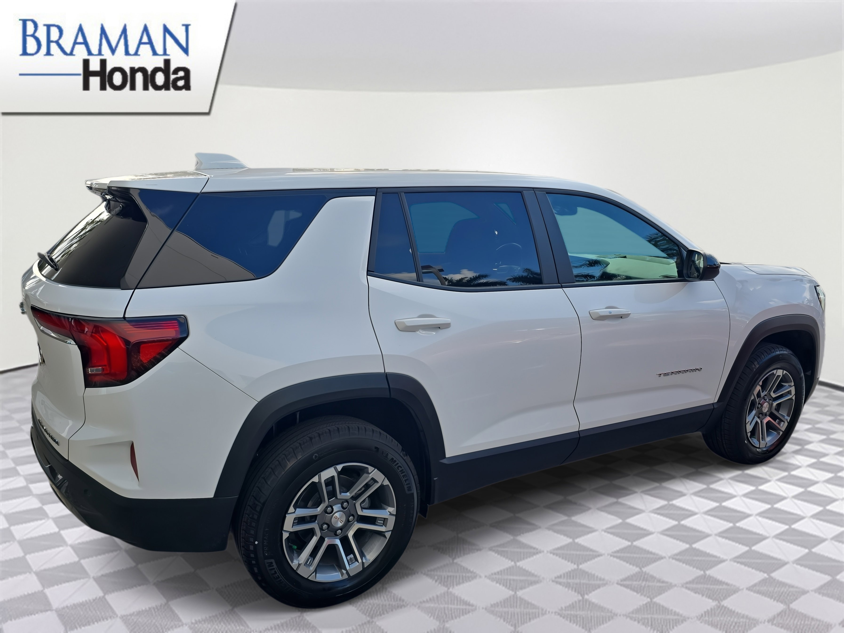 Used 2026 GMC Terrain Elevation image 3