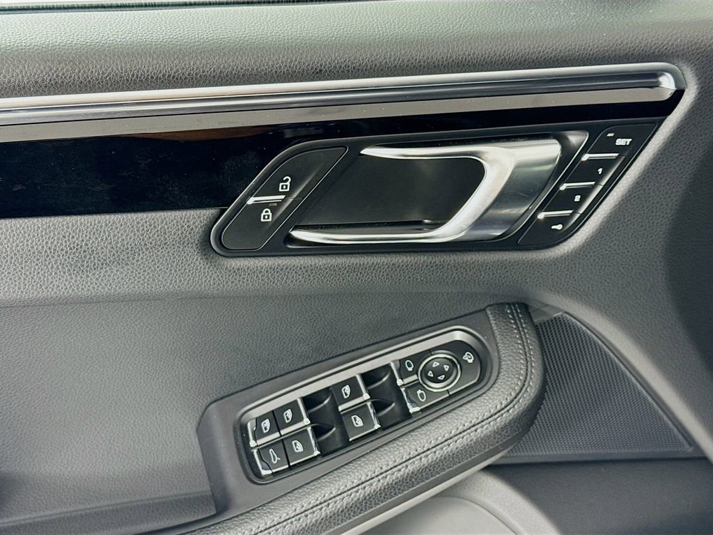 Certified 2024 Porsche Macan image 11