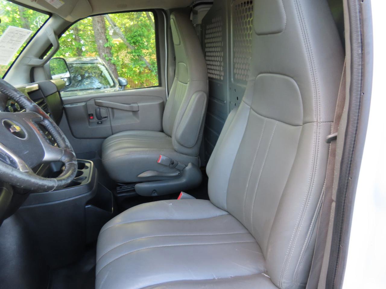 Used 2018 Chevrolet Express 3500 w/ Driver Convenience Package RWD image 17