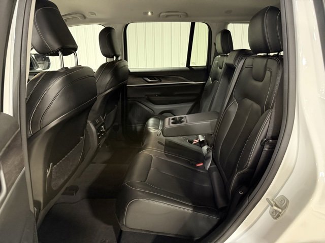 Used 2023 Jeep Grand Cherokee Limited image 29