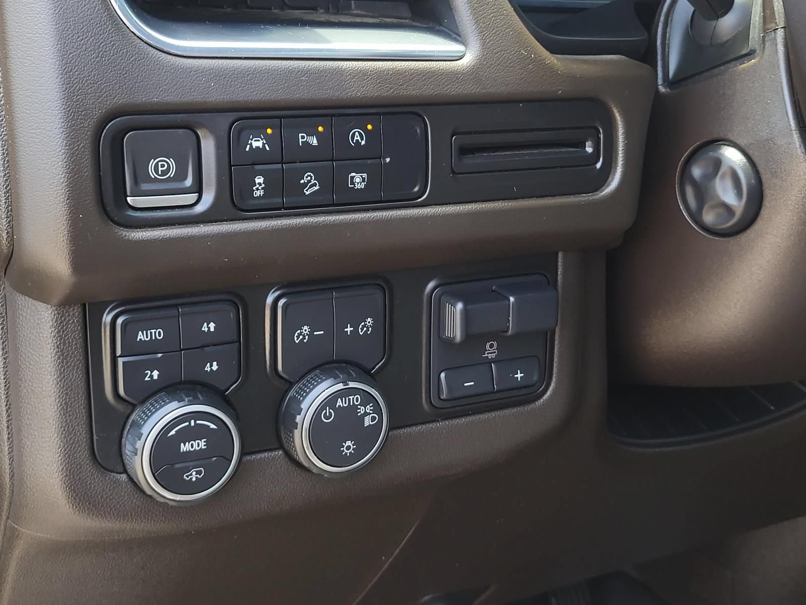 Used 2023 Chevrolet Tahoe Z71 w/ Z71 Off-Road Package AWD/4WD image 24