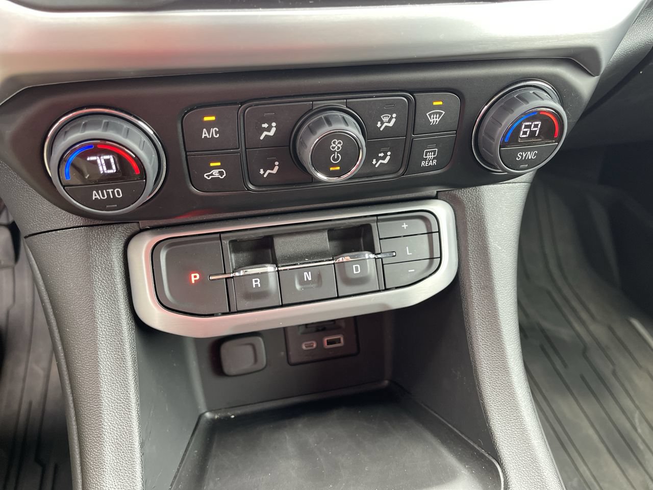 Used 2023 GMC Acadia SLT w/ Preferred Package FWD image 16
