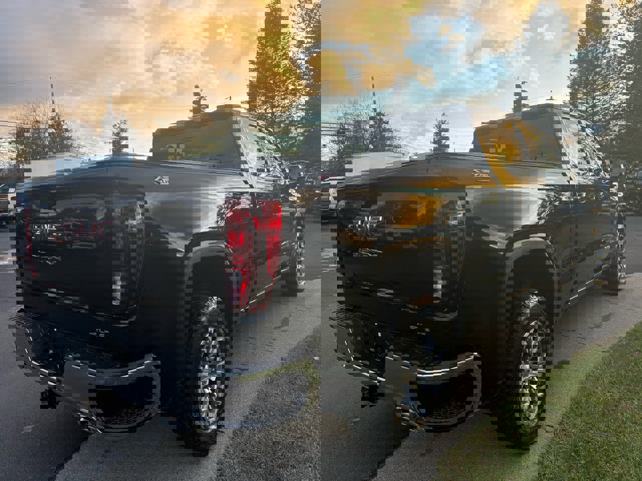 Used 2023 GMC Sierra 1500 SLE w/ Preferred Package image 6