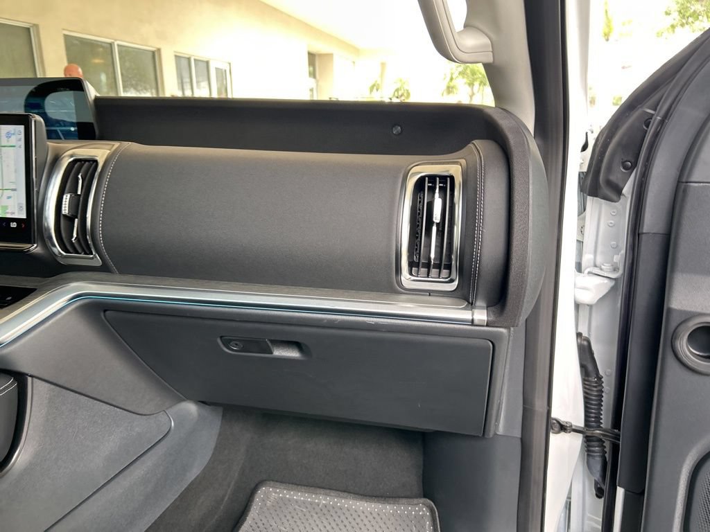 Used 2025 Ford Expedition Platinum AWD/4WD image 31