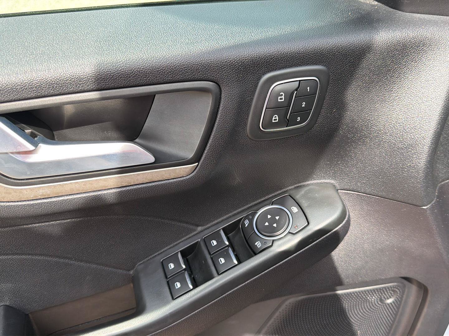 Used 2022 Ford Escape SEL w/ Technology Package FWD image 12