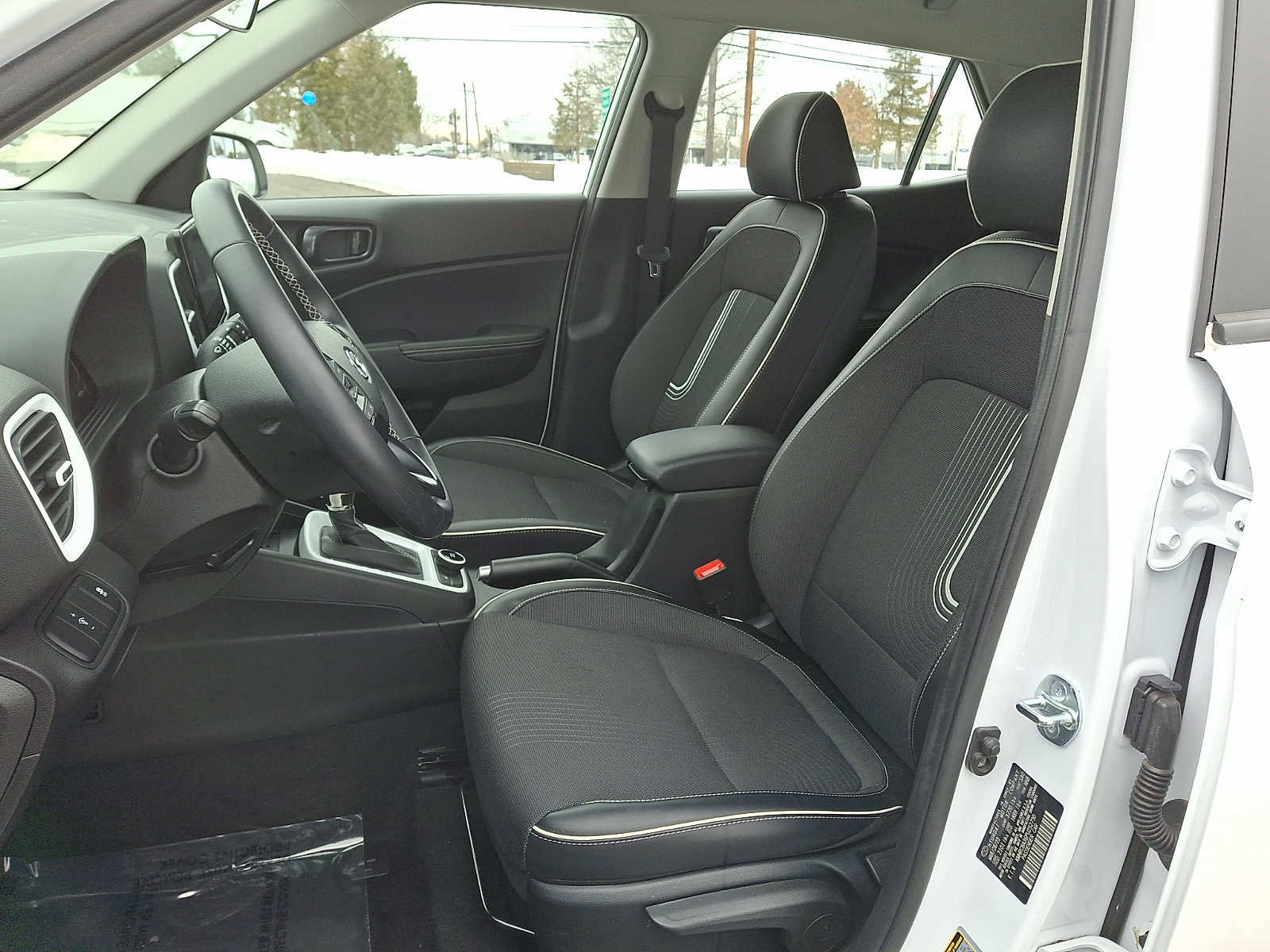 Used 2023 Hyundai Venue Limited image 11