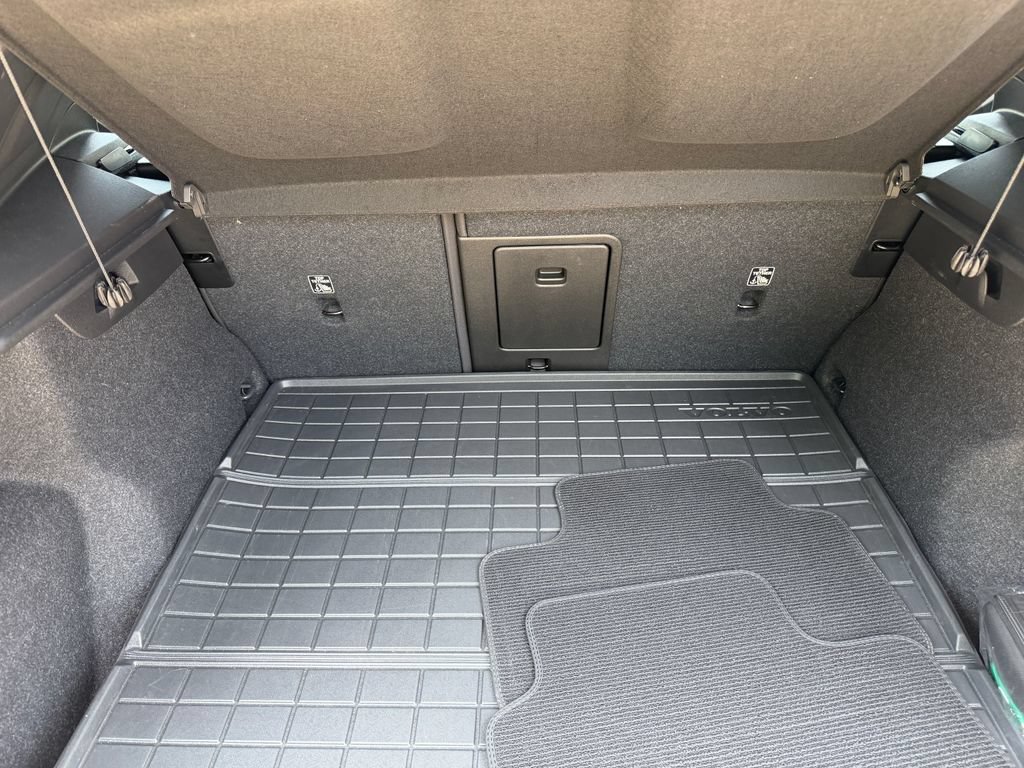 Certified 2024 Volvo XC40 Recharge Core RWD image 26