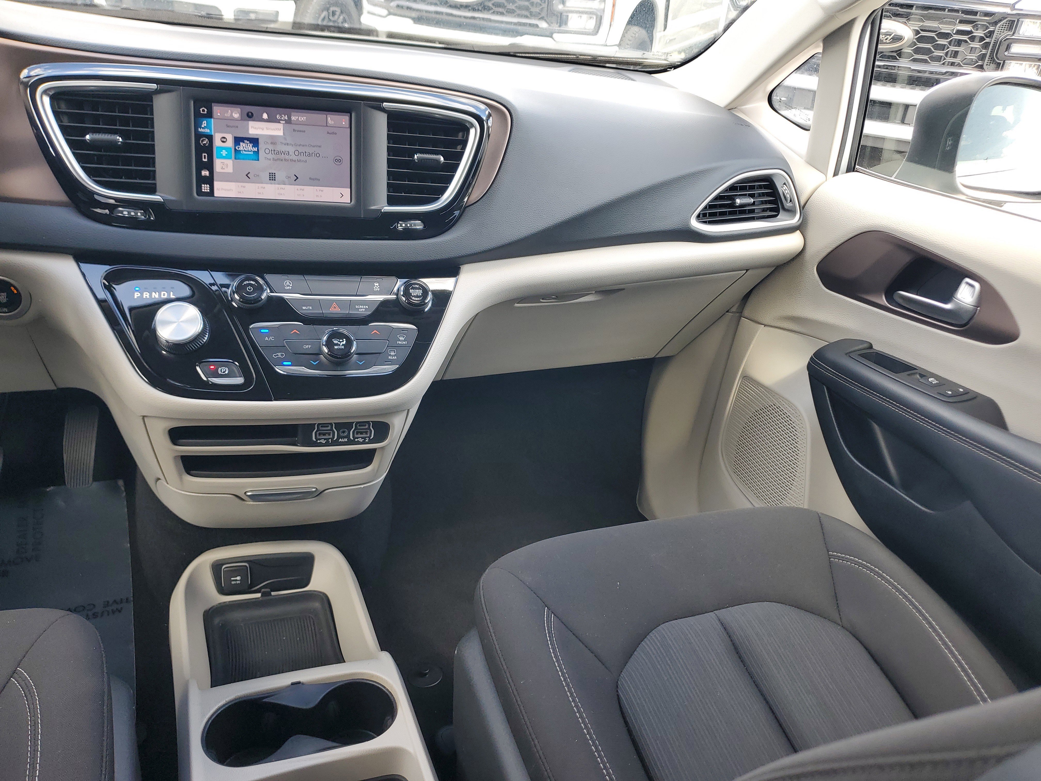 Used 2023 Chrysler Voyager LX image 19