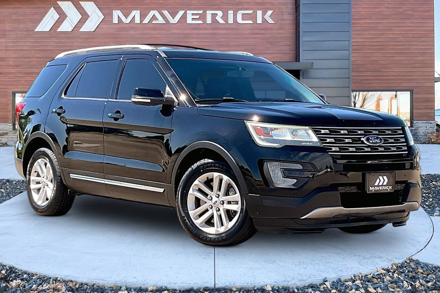 Used 2016 Ford Explorer XLT w/ Equipment Group 202A FWD image 1