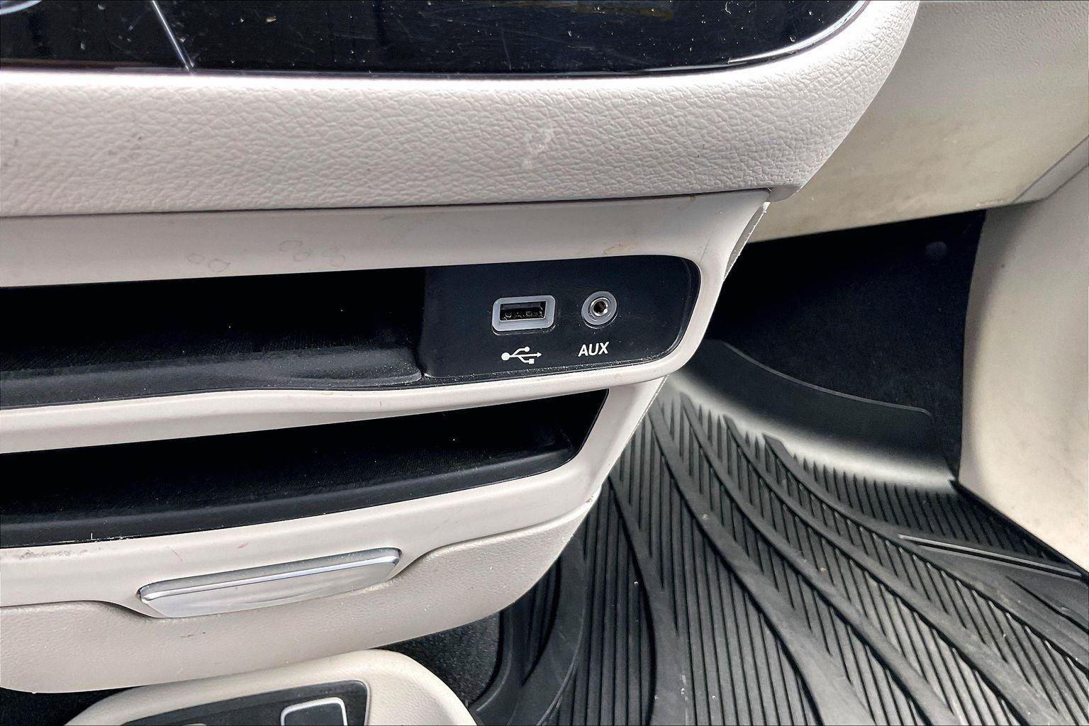 Used 2019 Chrysler Pacifica Touring-L w/ Tire & Wheel Group FWD image 30