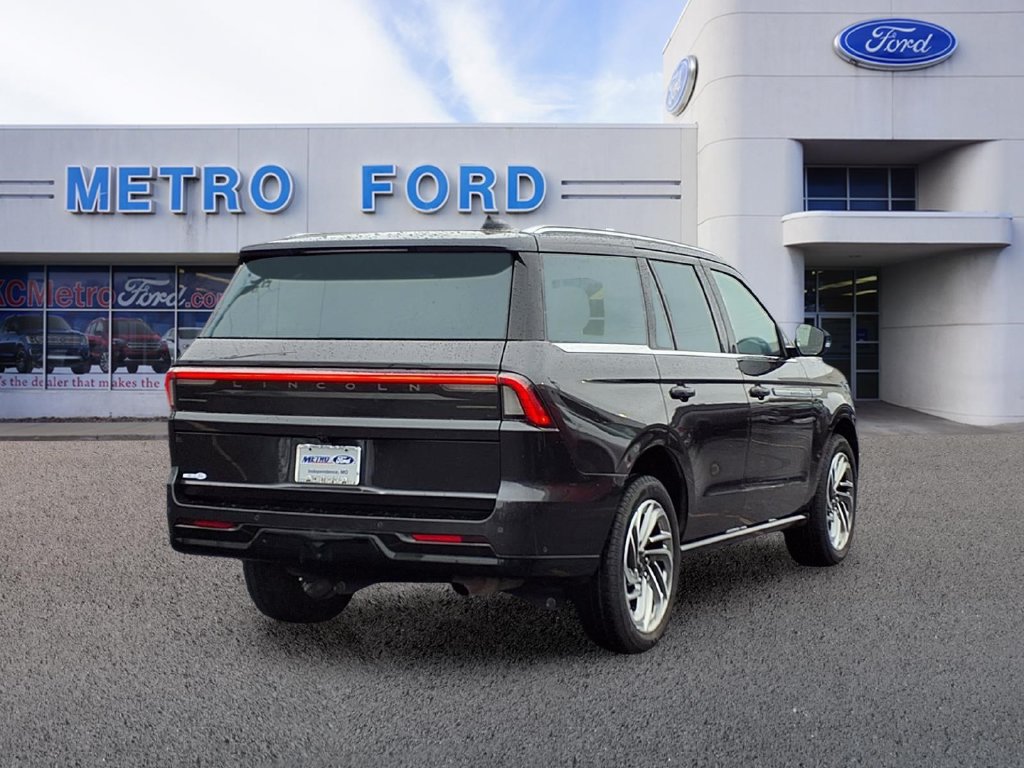 Used 2025 Lincoln Navigator Reserve AWD/4WD image 3