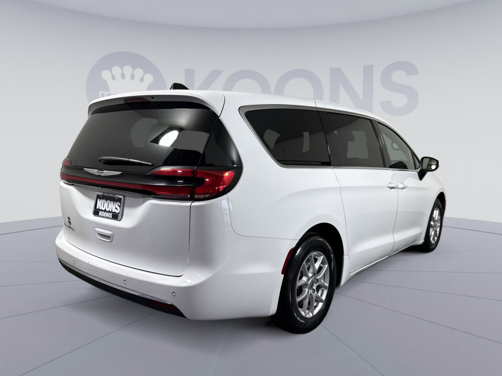 Used 2023 Chrysler Pacifica Touring FWD image 7