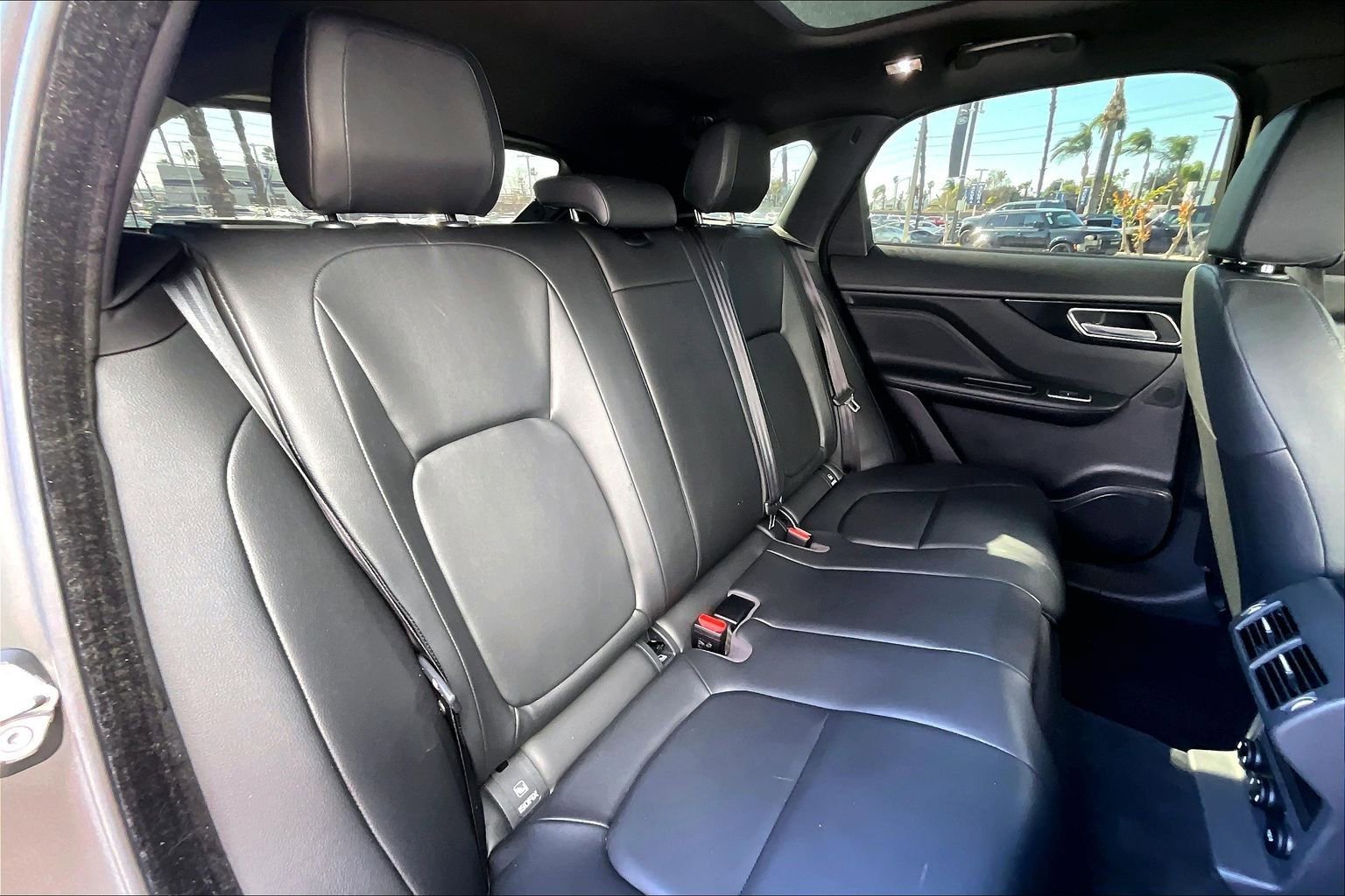 Used 2018 Jaguar F-PACE Premium image 27