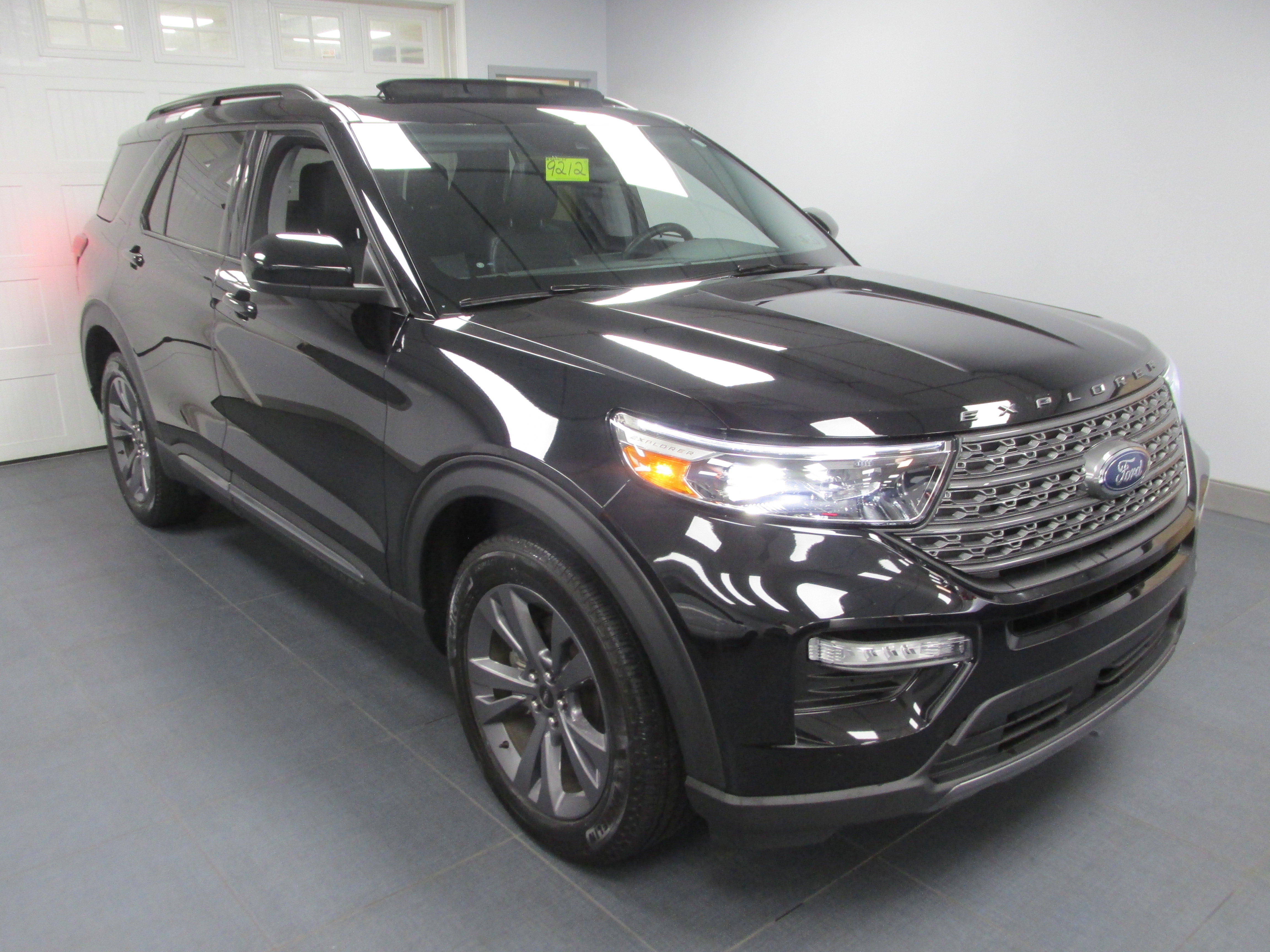 Used 2022 Ford Explorer XLT w/ Equipment Group 202A image 3