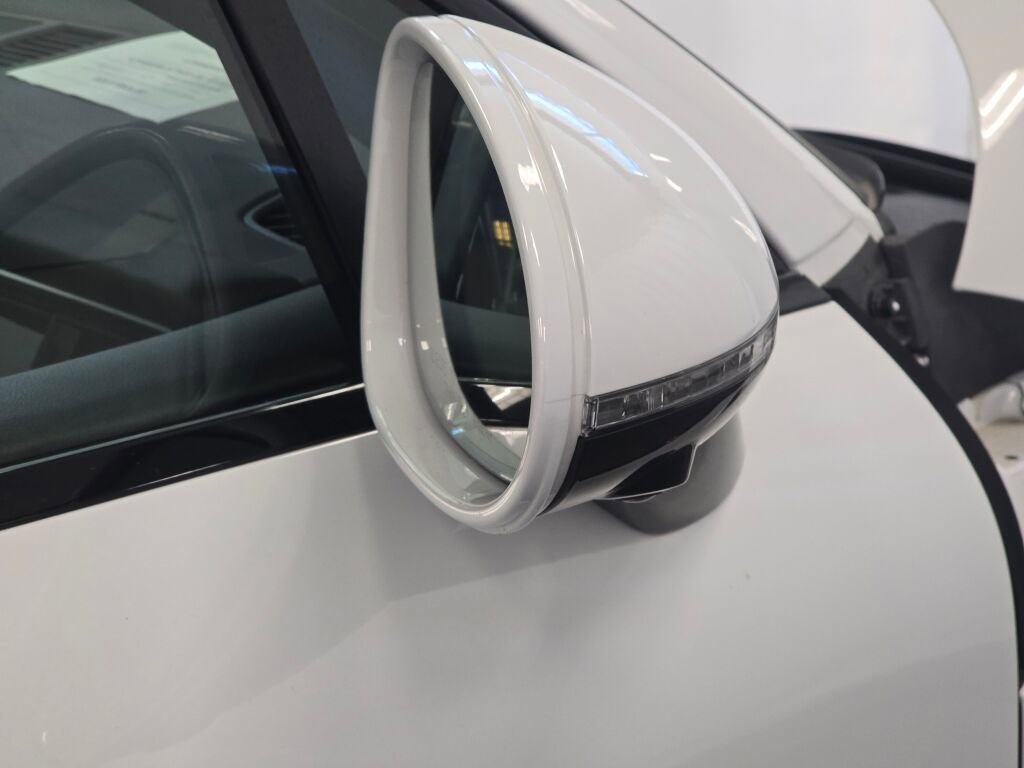 Certified 2024 Porsche Macan image 30