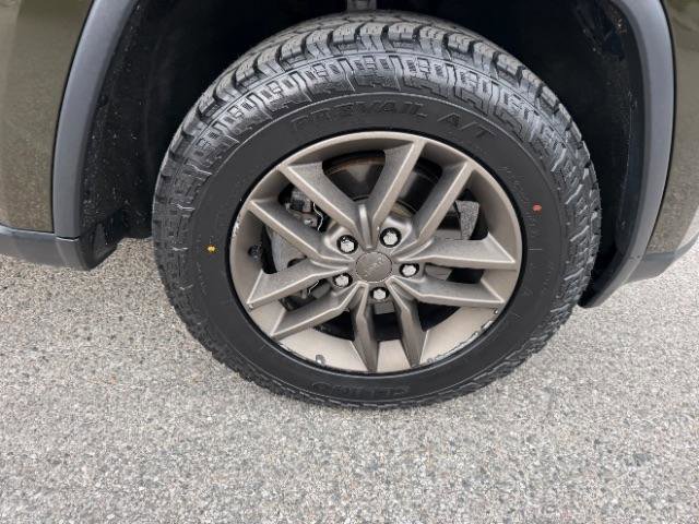 Used 2017 Jeep Grand Cherokee Laredo AWD/4WD image 13