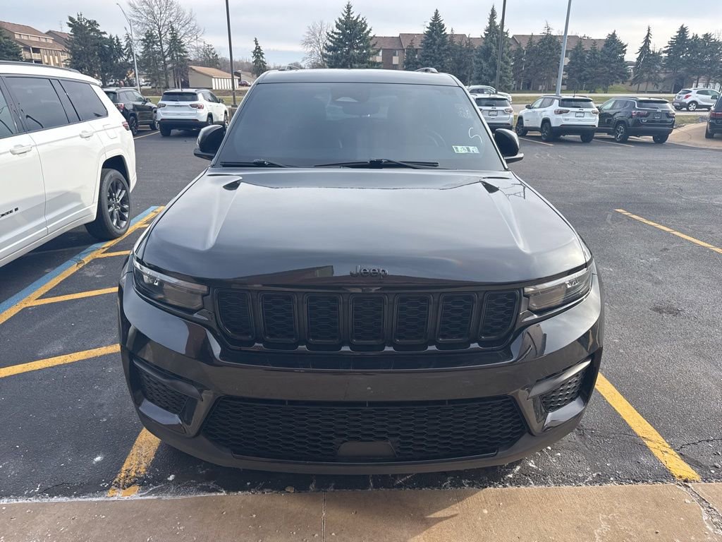 Used 2023 Jeep Grand Cherokee Altitude image 2
