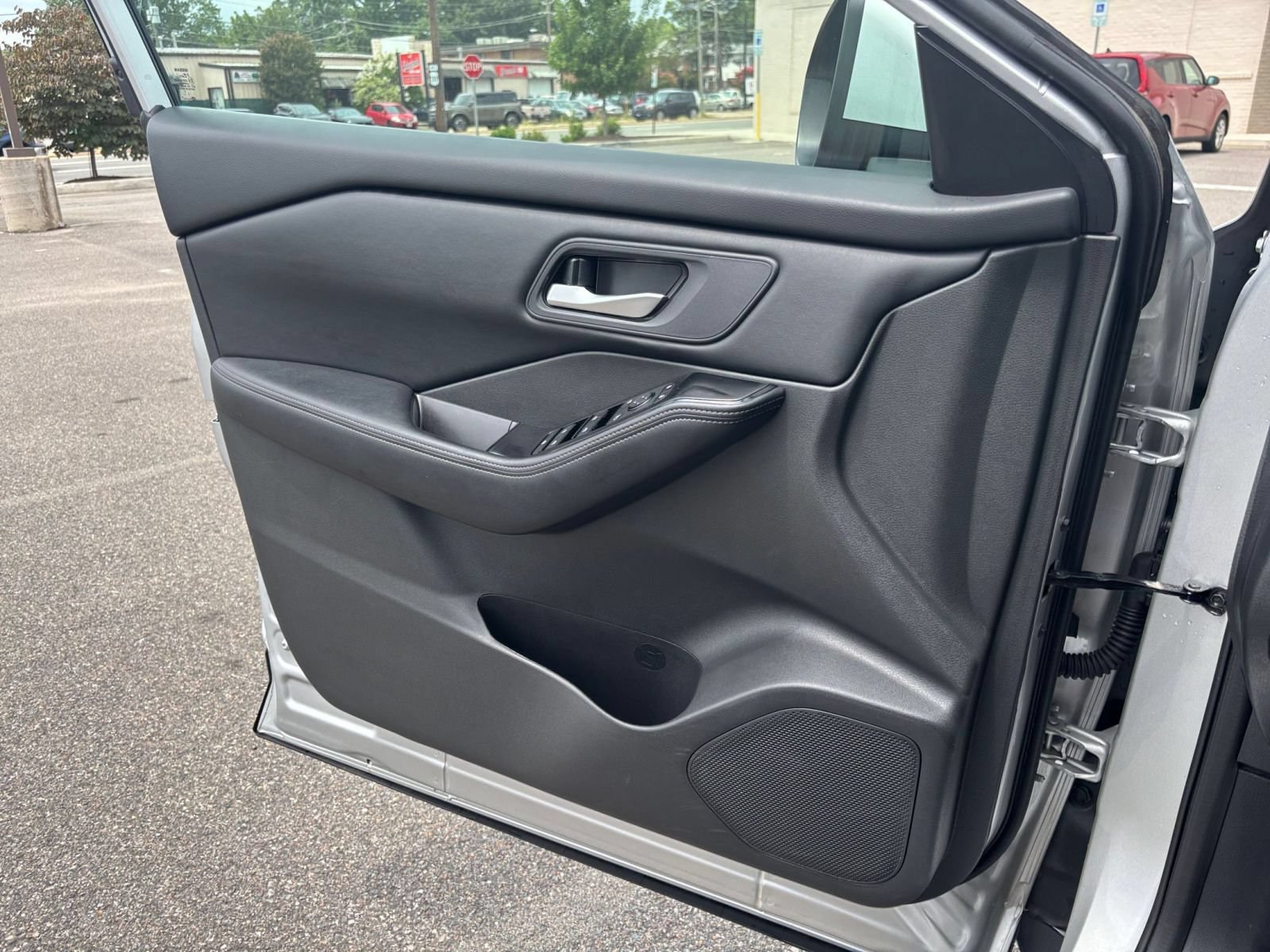 Used 2025 Nissan Rogue SV AWD/4WD image 15