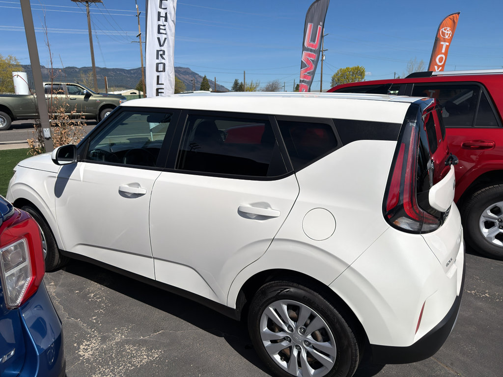 Used 2023 Kia Soul LX FWD image 2