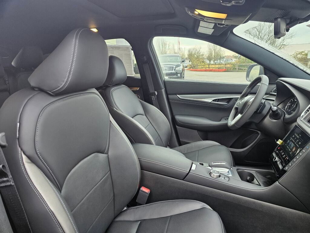 New 2025 INFINITI QX55 Essential image 12