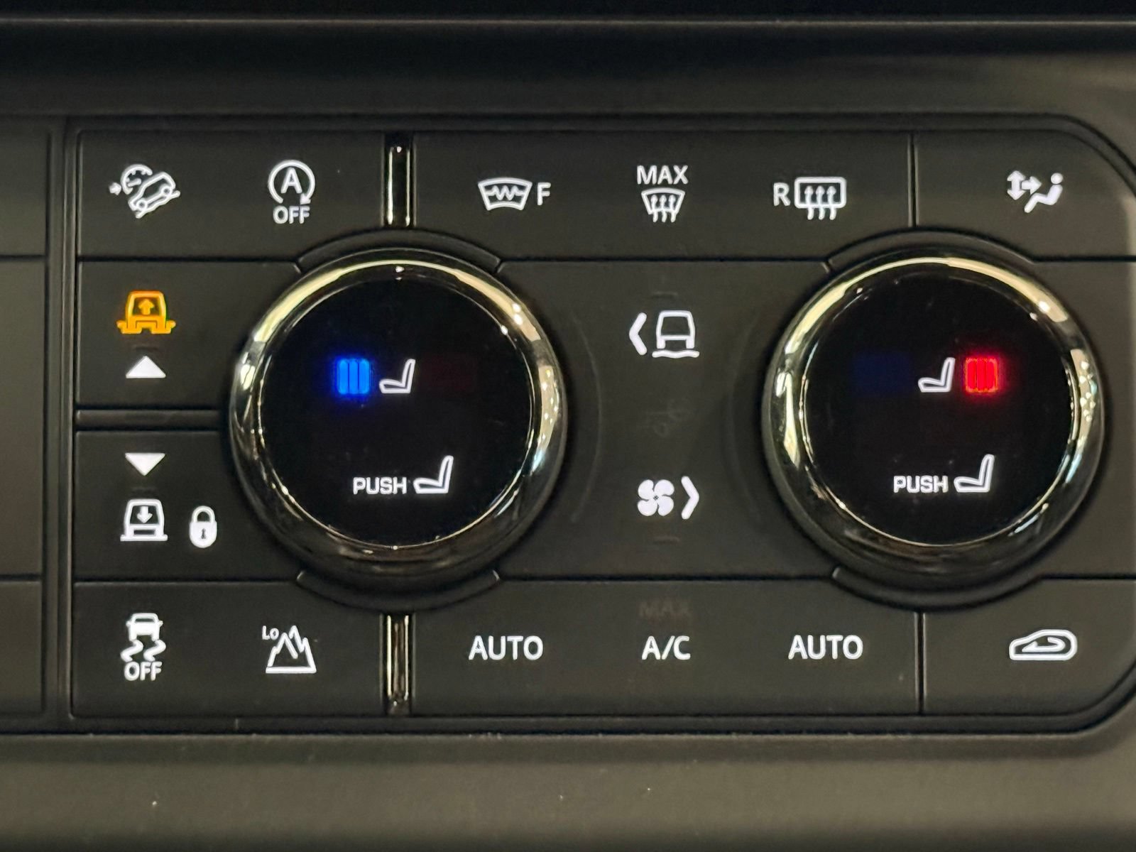 New 2026 Land Rover Defender 110 OCTA AWD/4WD image 31