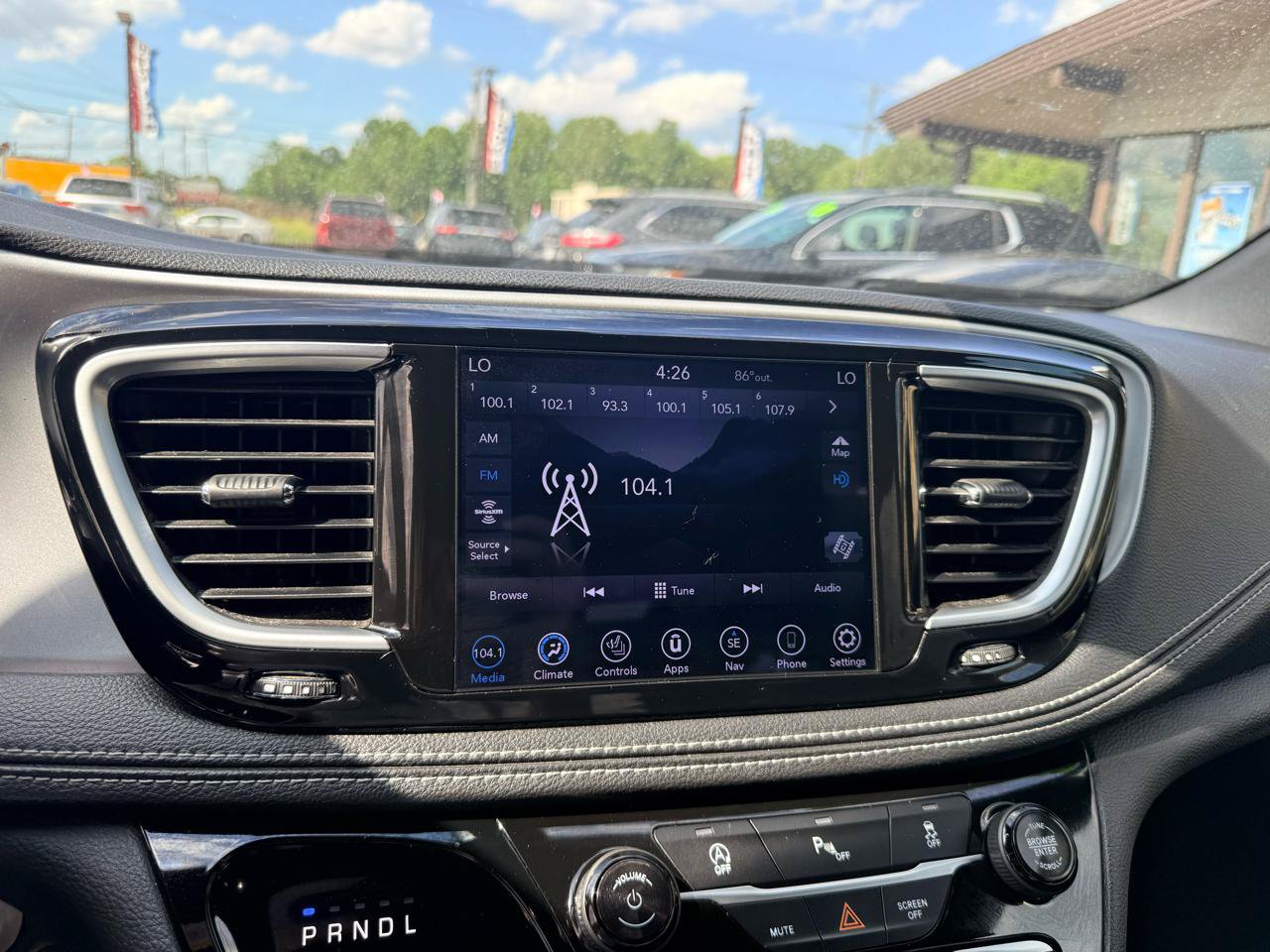 Used 2018 Chrysler Pacifica Limited w/ S Appearance Package FWD image 12