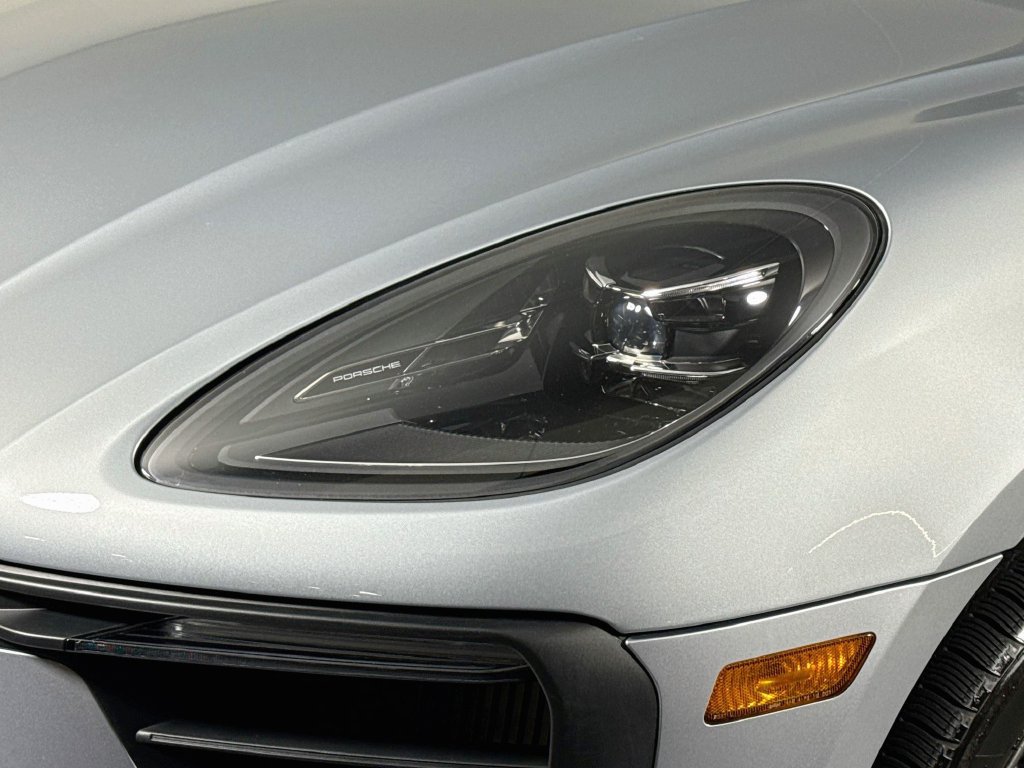 Certified 2023 Porsche Macan S AWD/4WD image 28