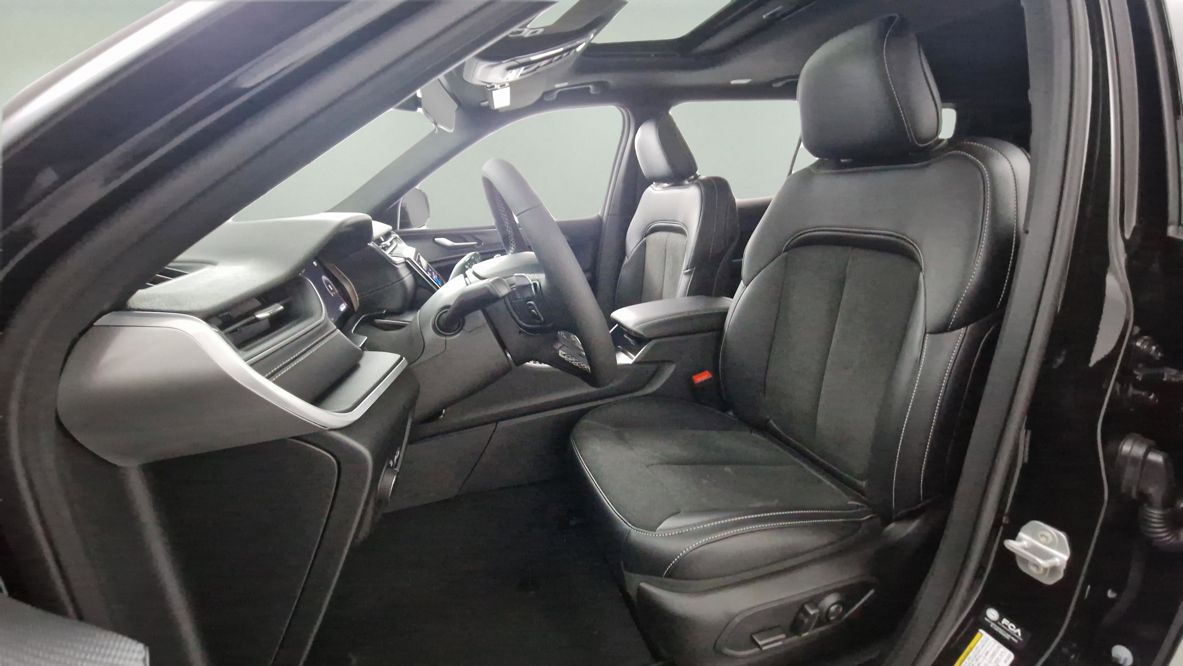 New 2025 Jeep Grand Cherokee L Altitude image 11