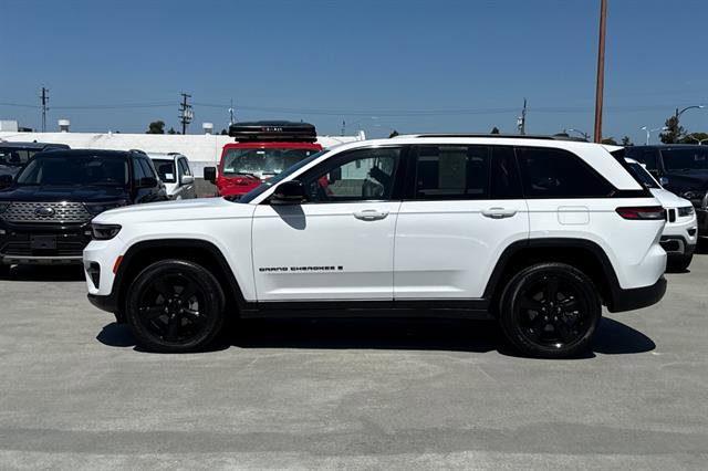 Used 2023 Jeep Grand Cherokee Altitude AWD/4WD image 6
