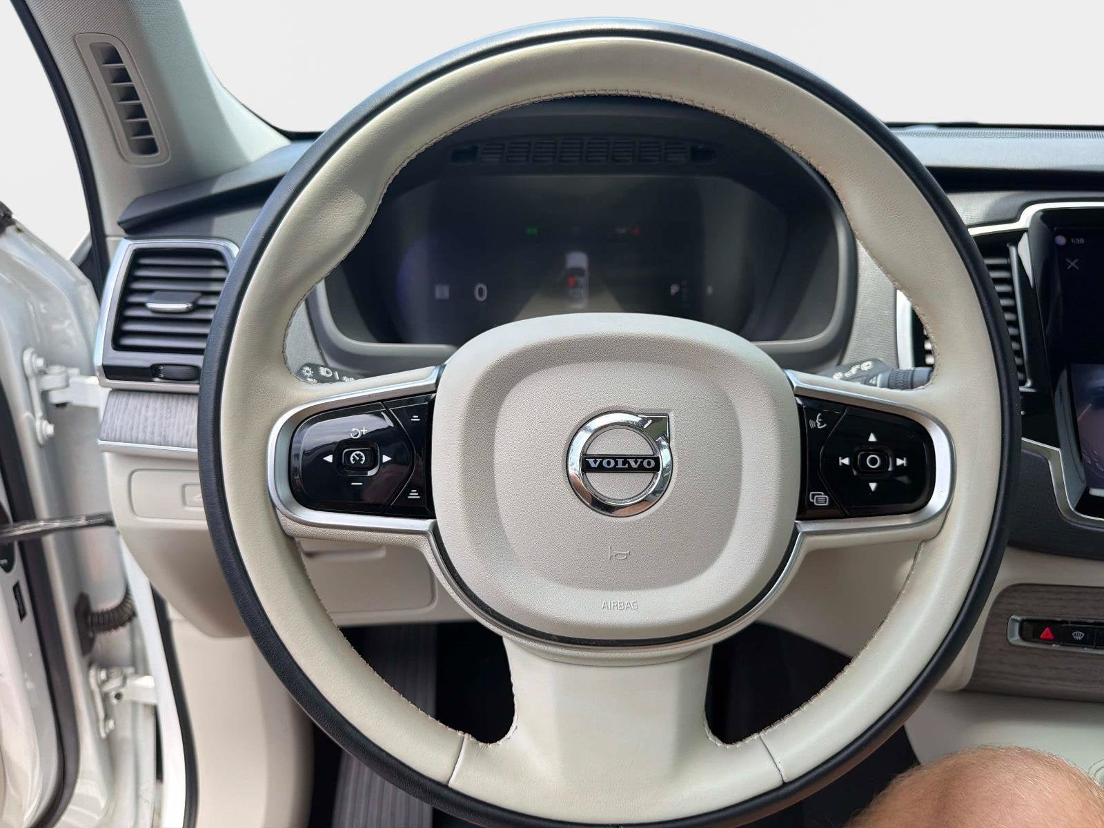 Used 2023 Volvo XC90 B6 Plus w/ Protection Package Premier AWD/4WD image 26