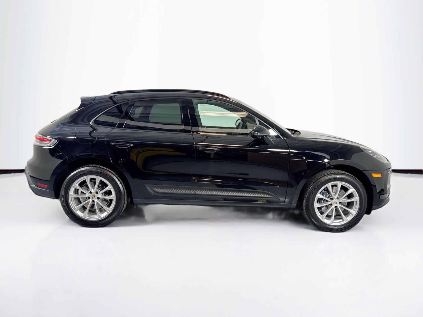 Certified 2025 Porsche Macan image 8
