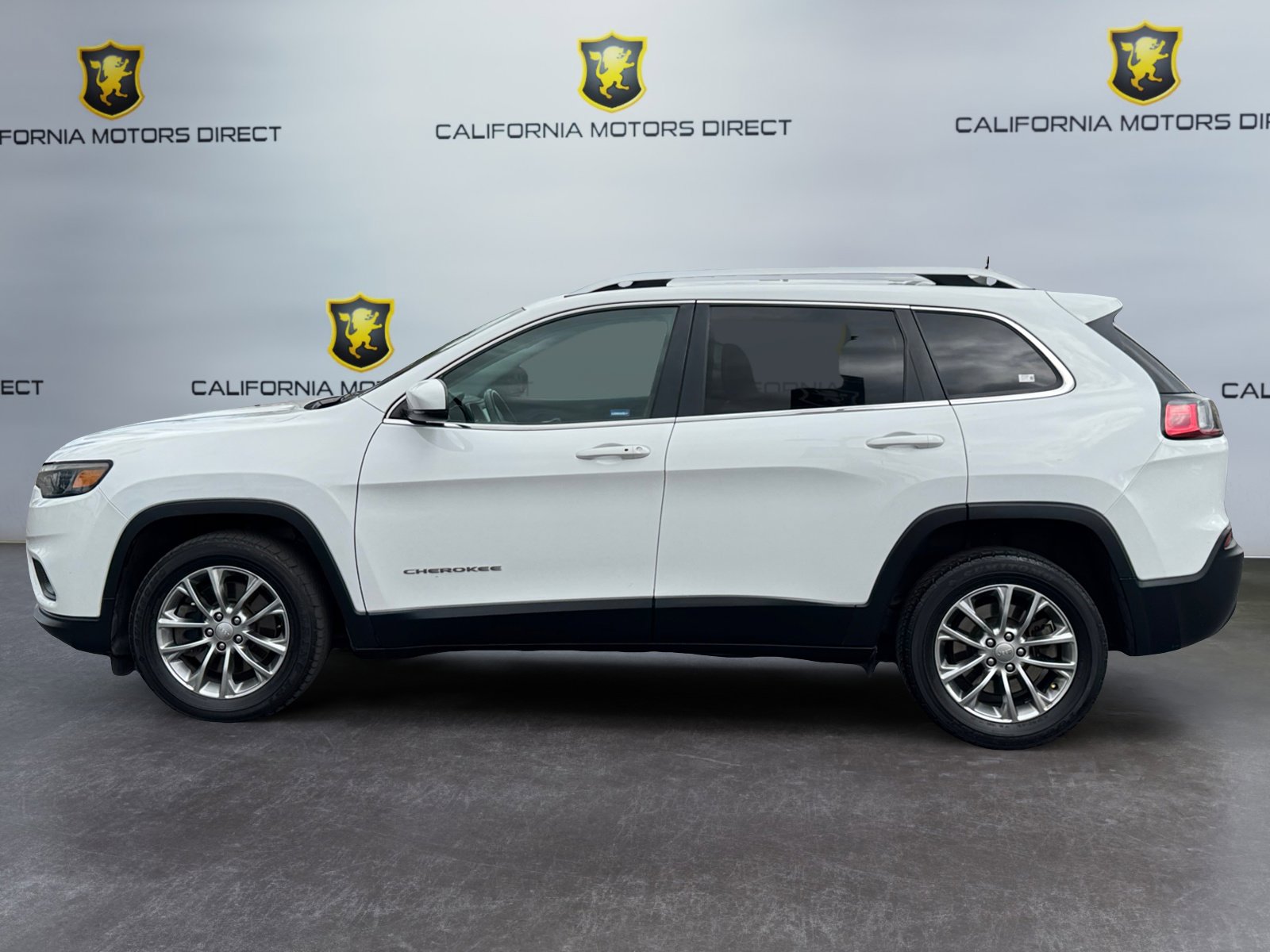 Used 2019 Jeep Cherokee Latitude Plus w/ Cold Weather Group FWD image 2