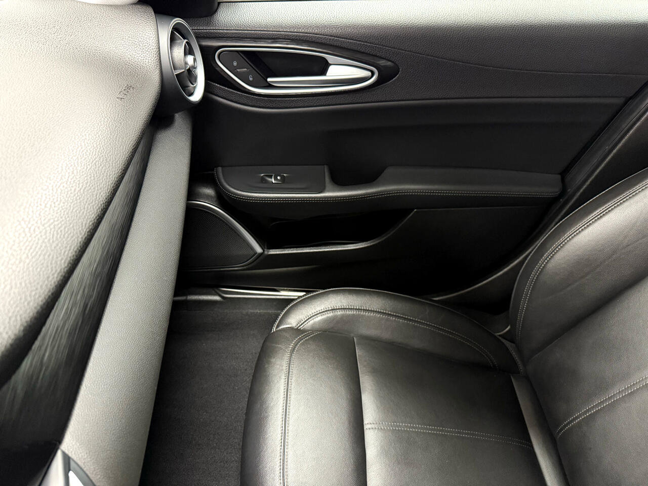 Used 2018 Alfa Romeo Giulia AWD image 26