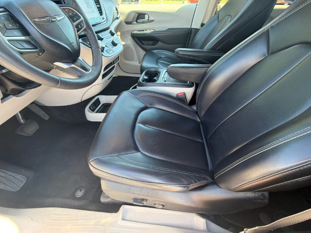 Used 2023 Chrysler Pacifica Touring-L FWD image 9