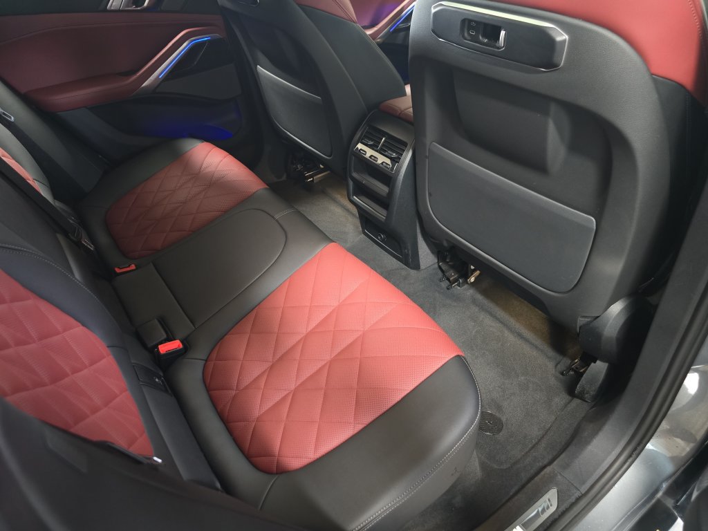Certified 2024 BMW X6 xDrive40i w/ Premium Package AWD/4WD image 16