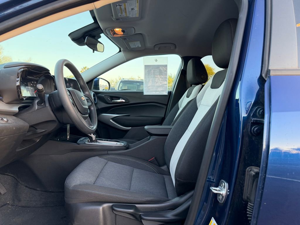 Used 2024 Chevrolet Trax LS w/ LS Convenience Package image 5