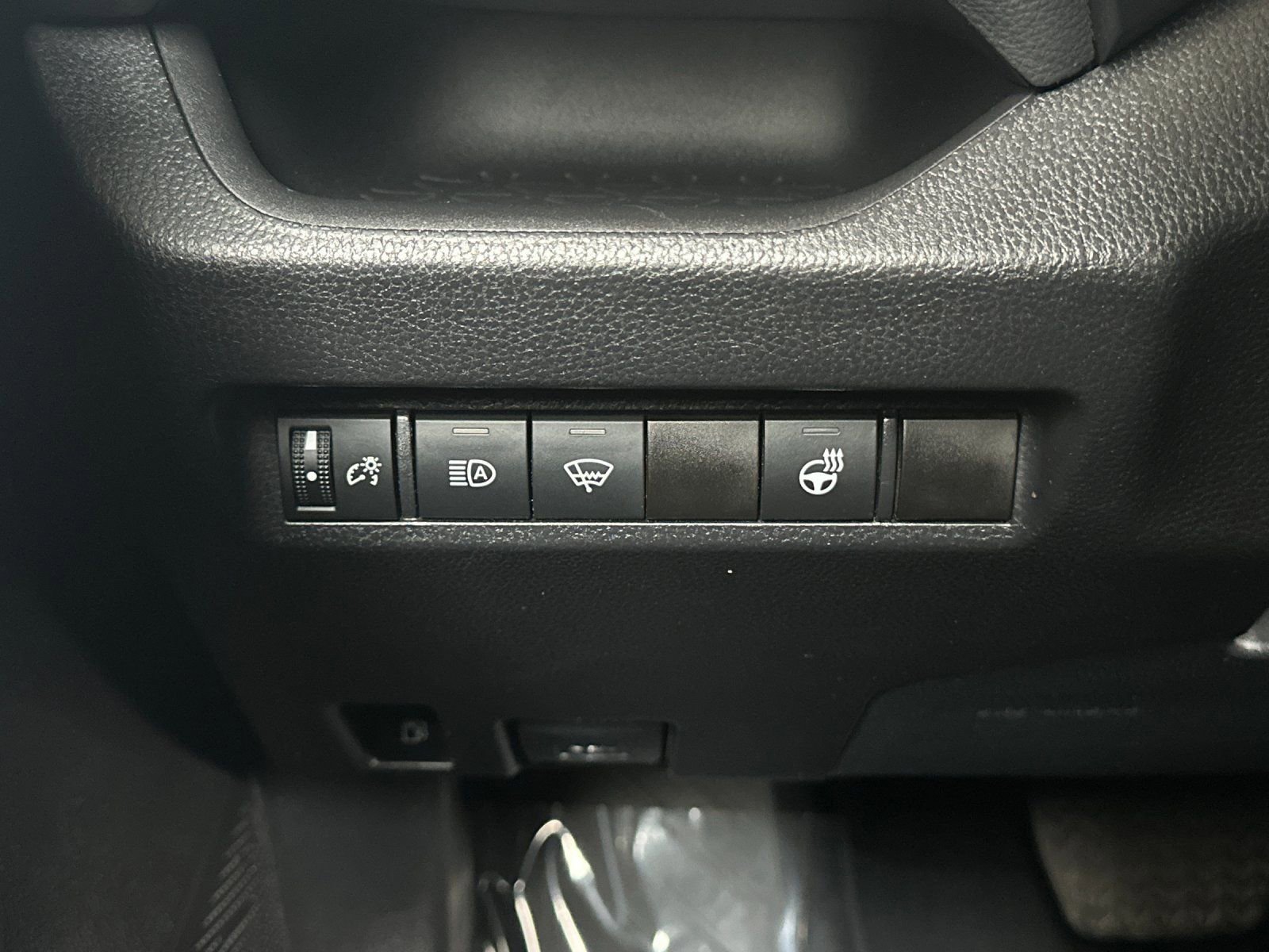 Used 2022 Toyota RAV4 SE w/ SE Grade Weather Package AWD/4WD image 26