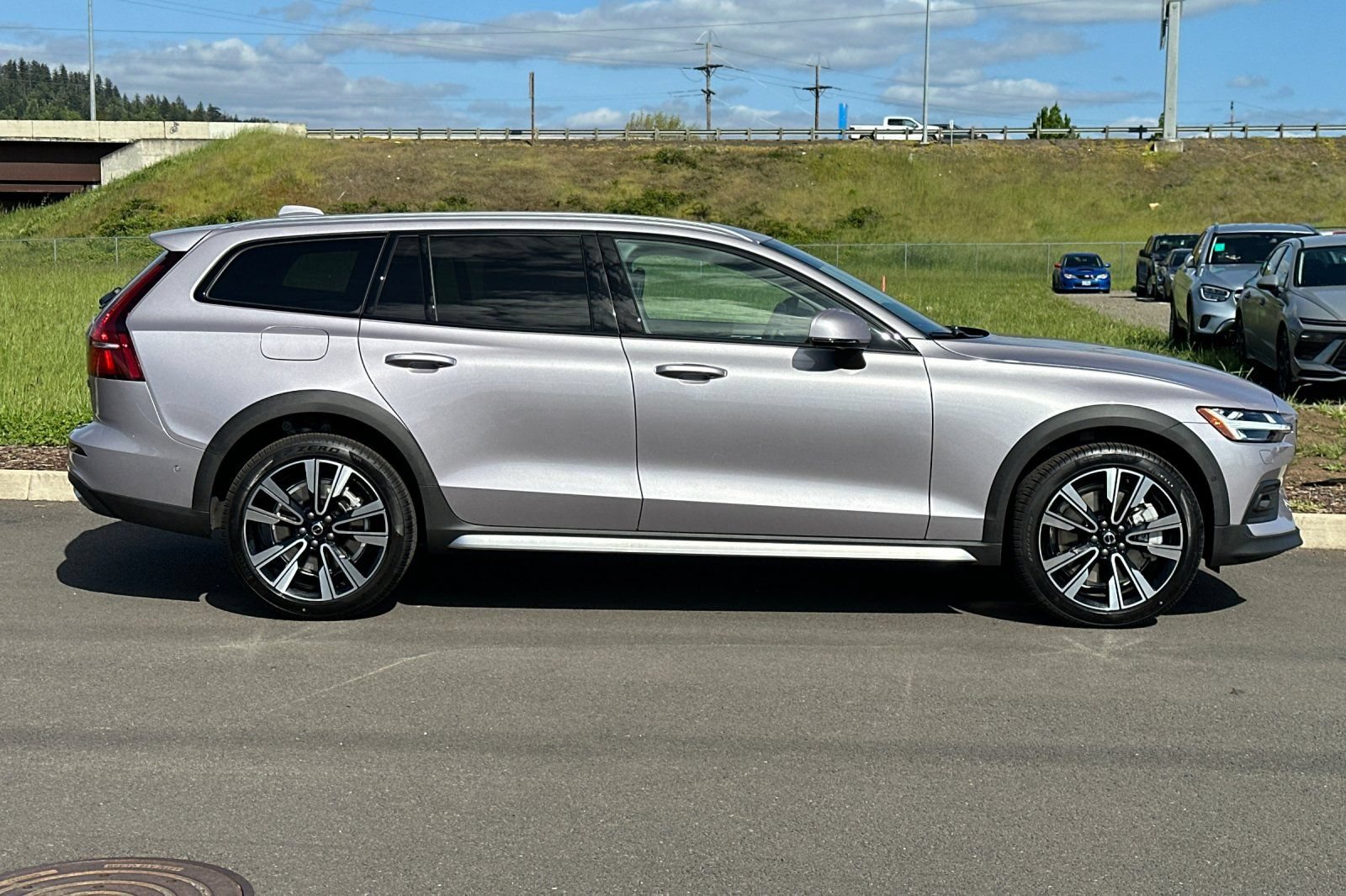 New 2026 Volvo V60 B5 Cross Country Ultra w/ Climate Package AWD/4WD image 2