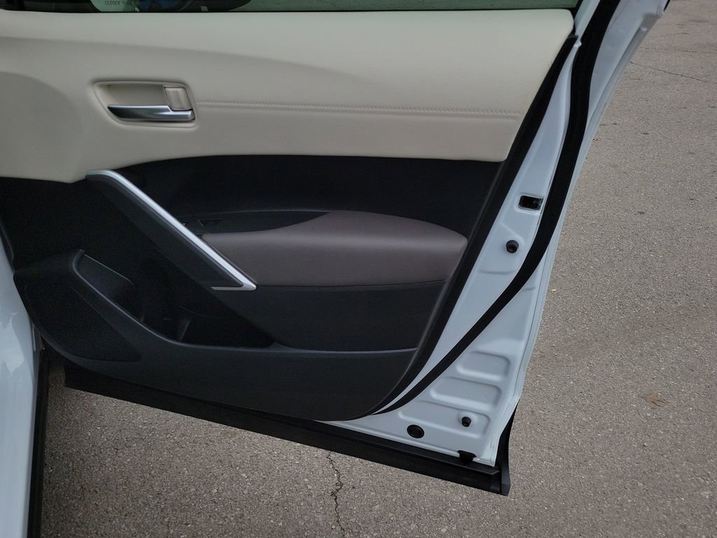 Used 2024 Toyota Corolla Cross XLE image 38