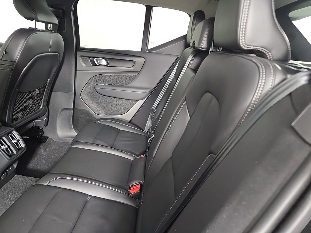 Certified 2024 Volvo XC40 B5 Plus w/ Protection Package Premier image 18