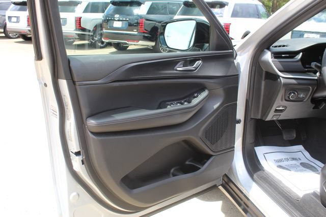 Used 2025 Jeep Grand Cherokee Altitude AWD/4WD image 13