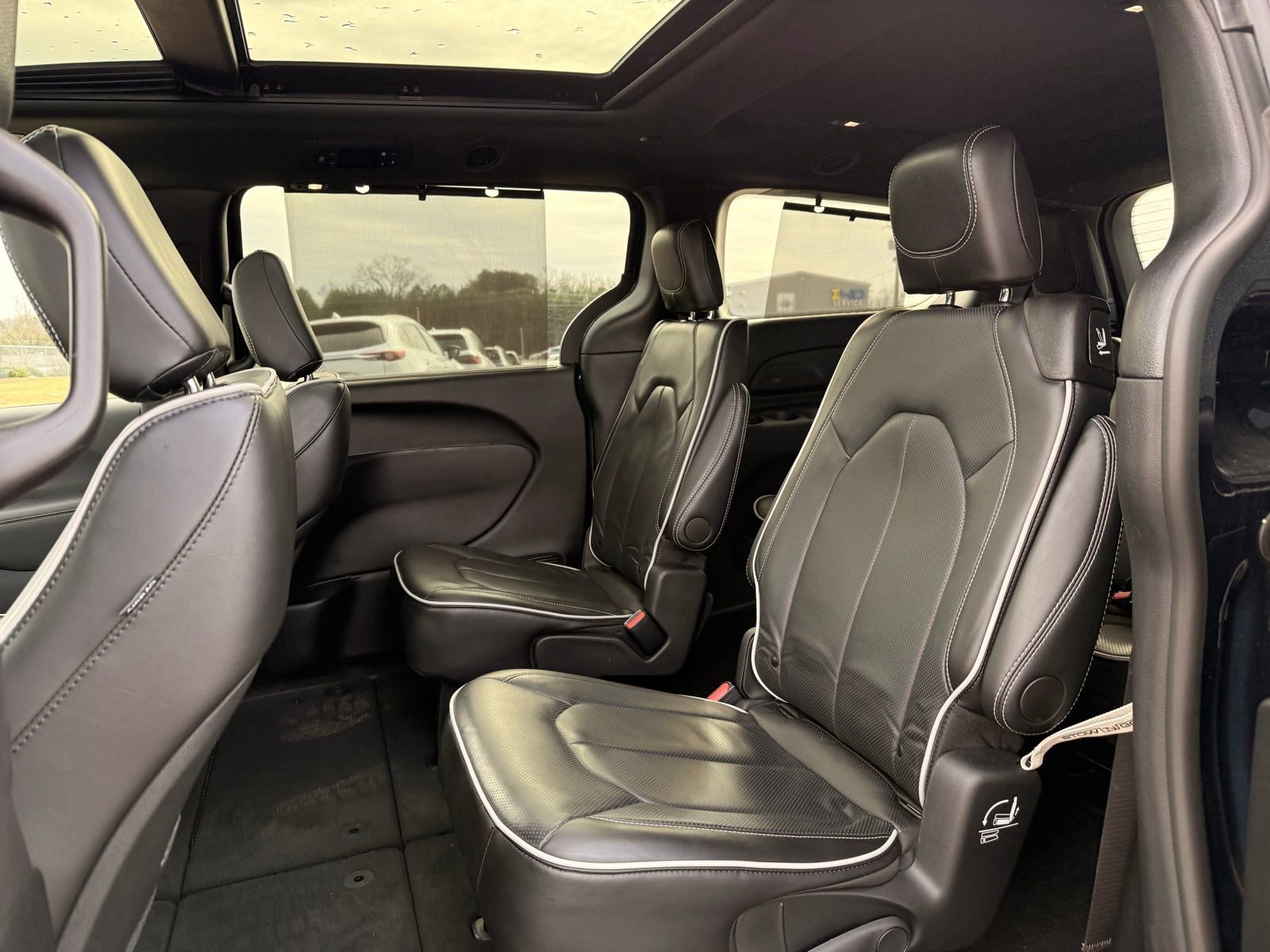 Used 2025 Chrysler Pacifica Limited image 17