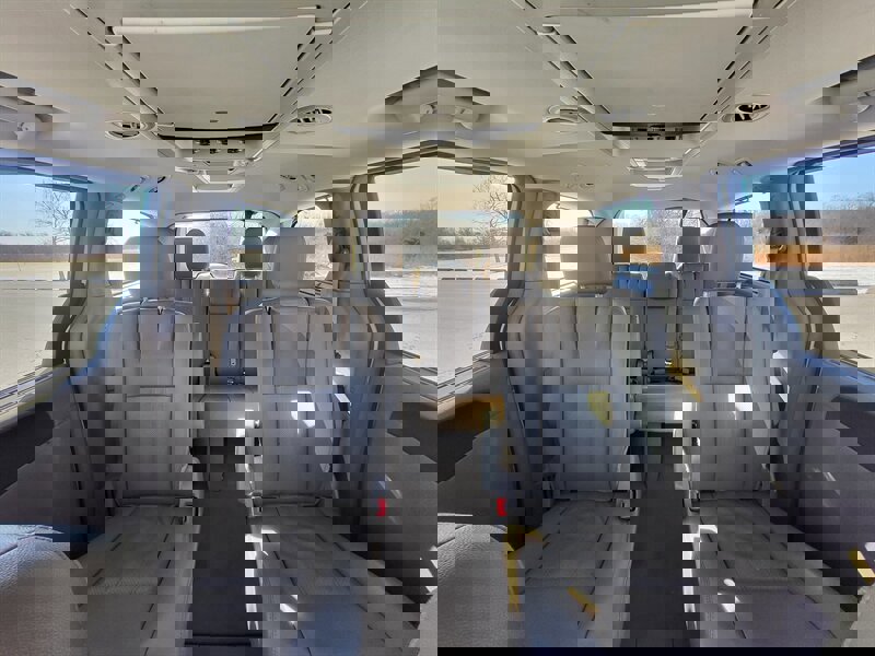 Used 2016 Chrysler Town & Country Touring-L image 16